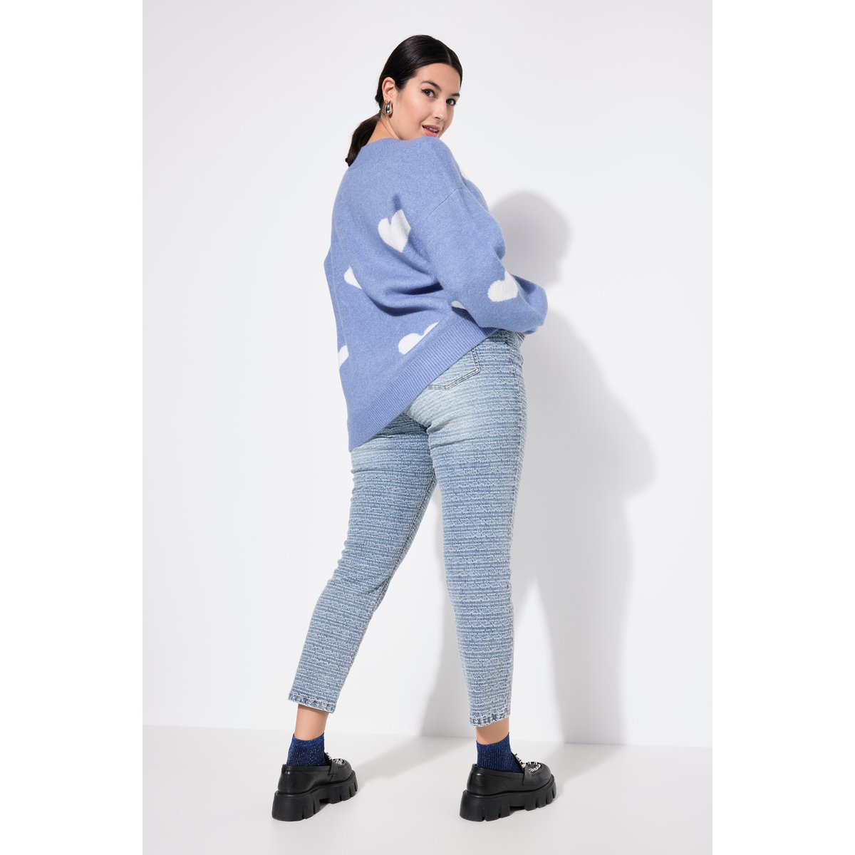 Jean Mom, texture scintillante, 5 poches bleu jean, STUDIO UNTOLD