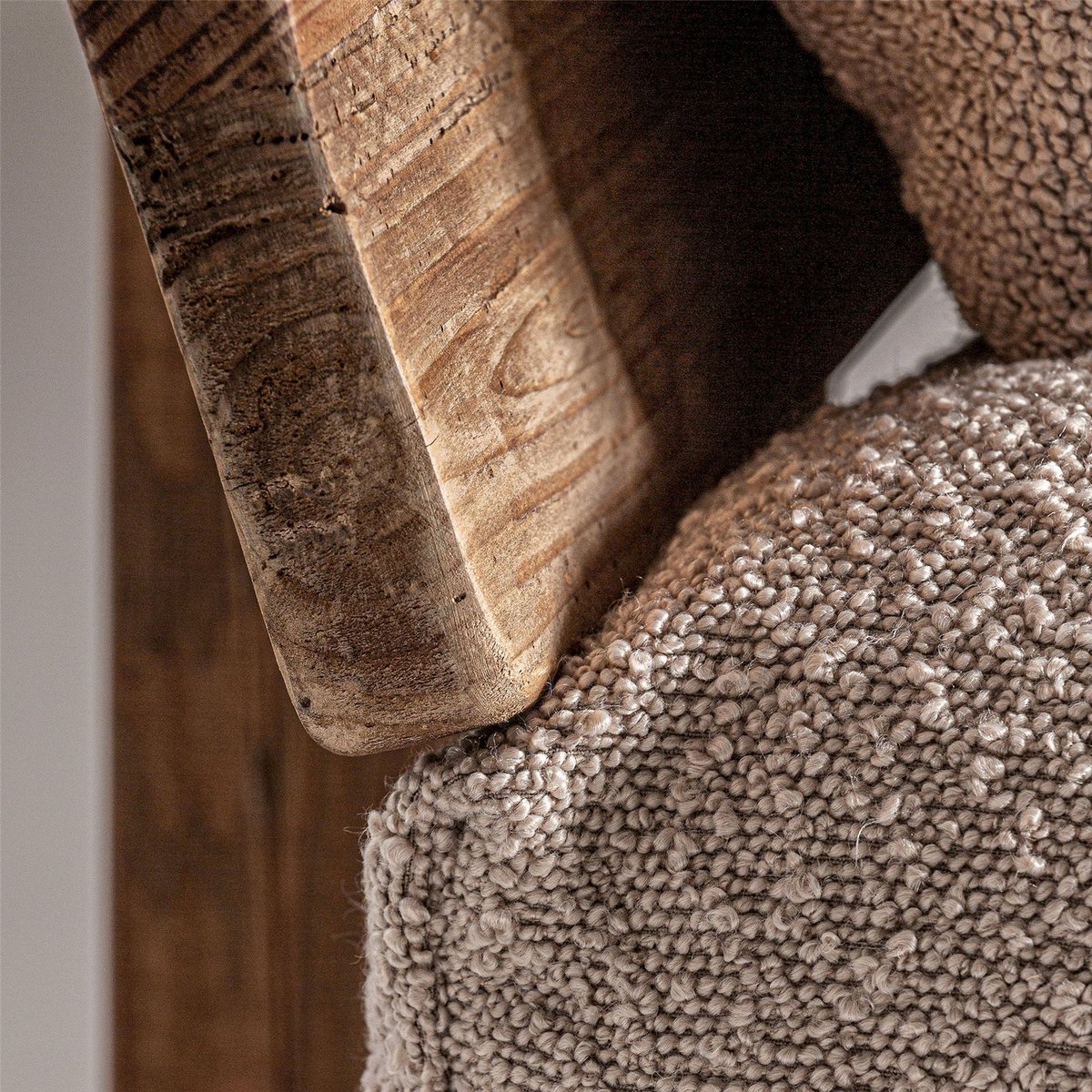 Fauteuil contemporain en bois de pin et tissu marron bois naturel et beige doux, RECOLLECTION