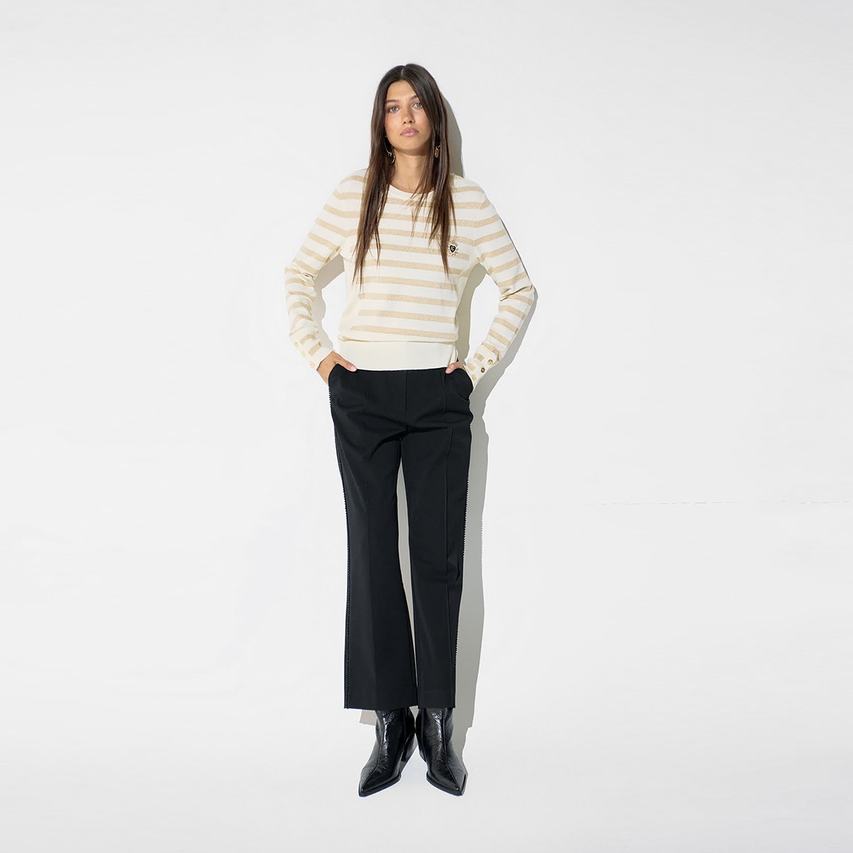 Pull rayé avec épingle dorée ecru, LOLA CASADEMUNT
