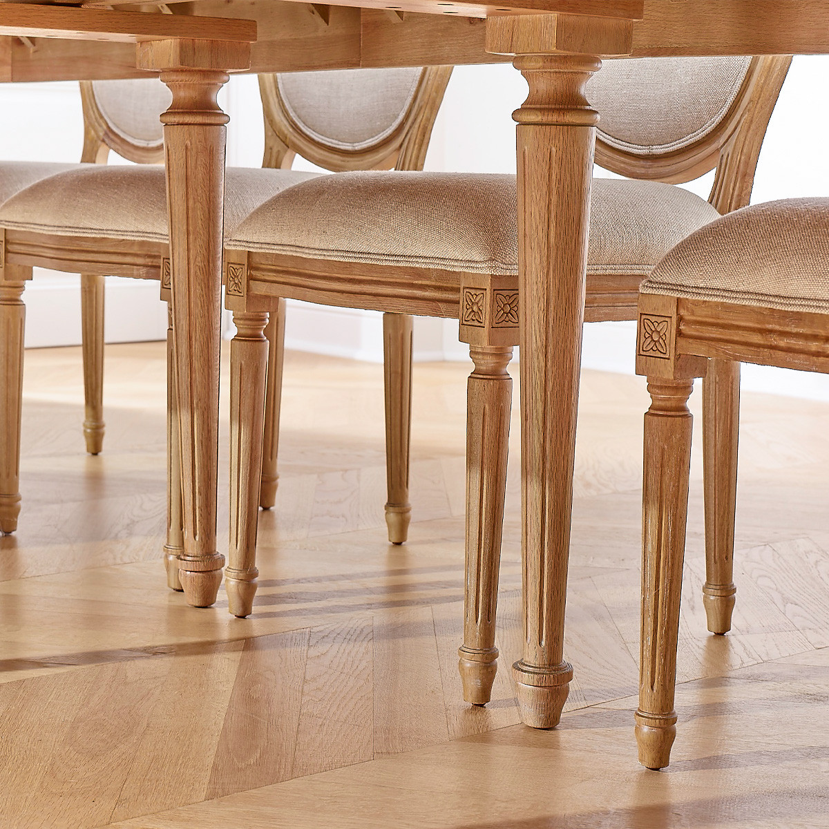 Table ovale en chêne style shabby chic 5 rallonges 6/14 couverts GIOVANNI beige, ROBIN DES BOIS