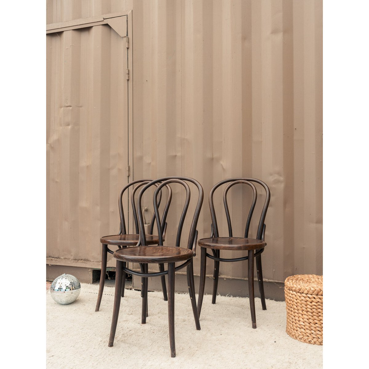 Lot de 3 chaises en bois Claude N°1656 - Bon état bois foncé, DEBONGOUT