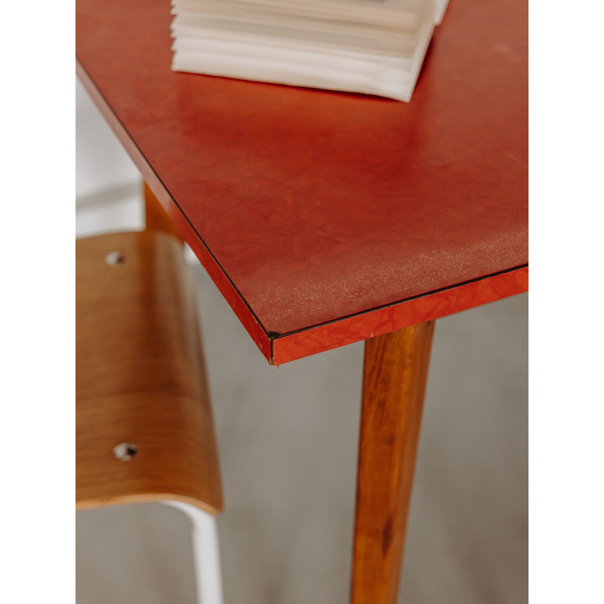 Table à manger au plateau en formica rouge Karla N°1281 - Bon état bois clair, DEBONGOUT