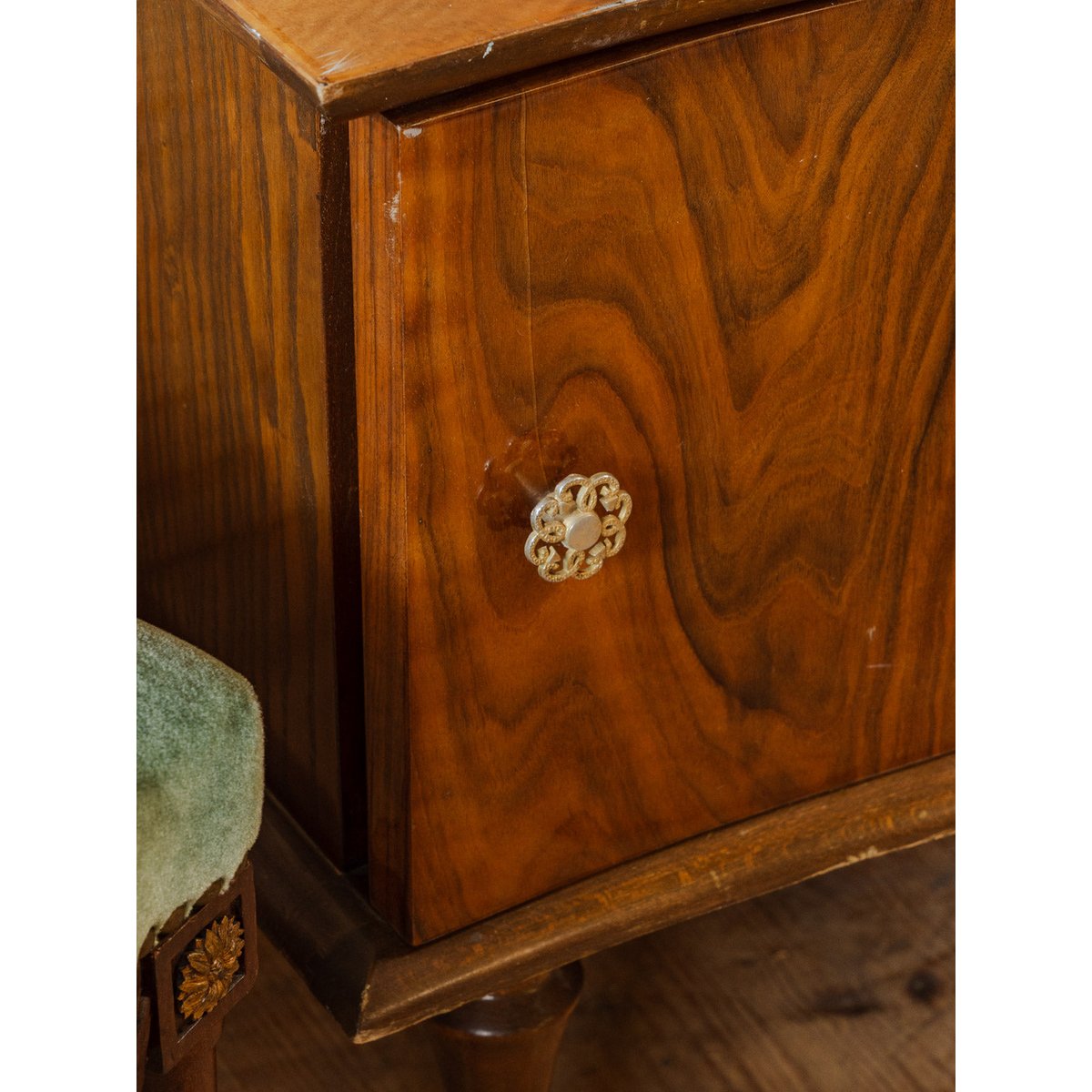 Paire de tables de chevet en bois Odile N°1423 - Bon état bois foncé, DEBONGOUT