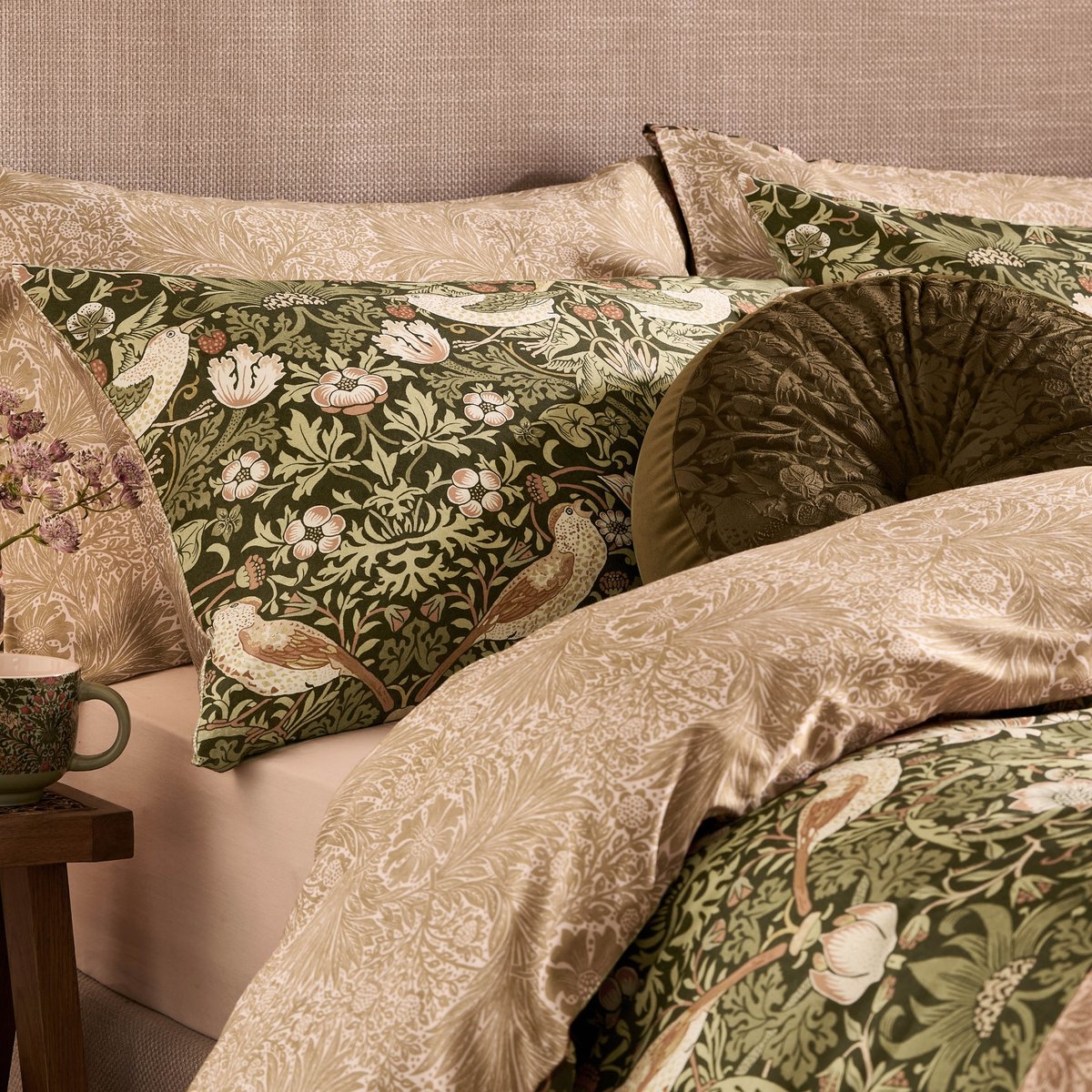 Parure de lit, housse de couette fleurie + 2 taies pour grand lit 2 personnes Oiseaux et fraisiers vert, ocre, orangé, WILLIAM MORRIS AT HOME