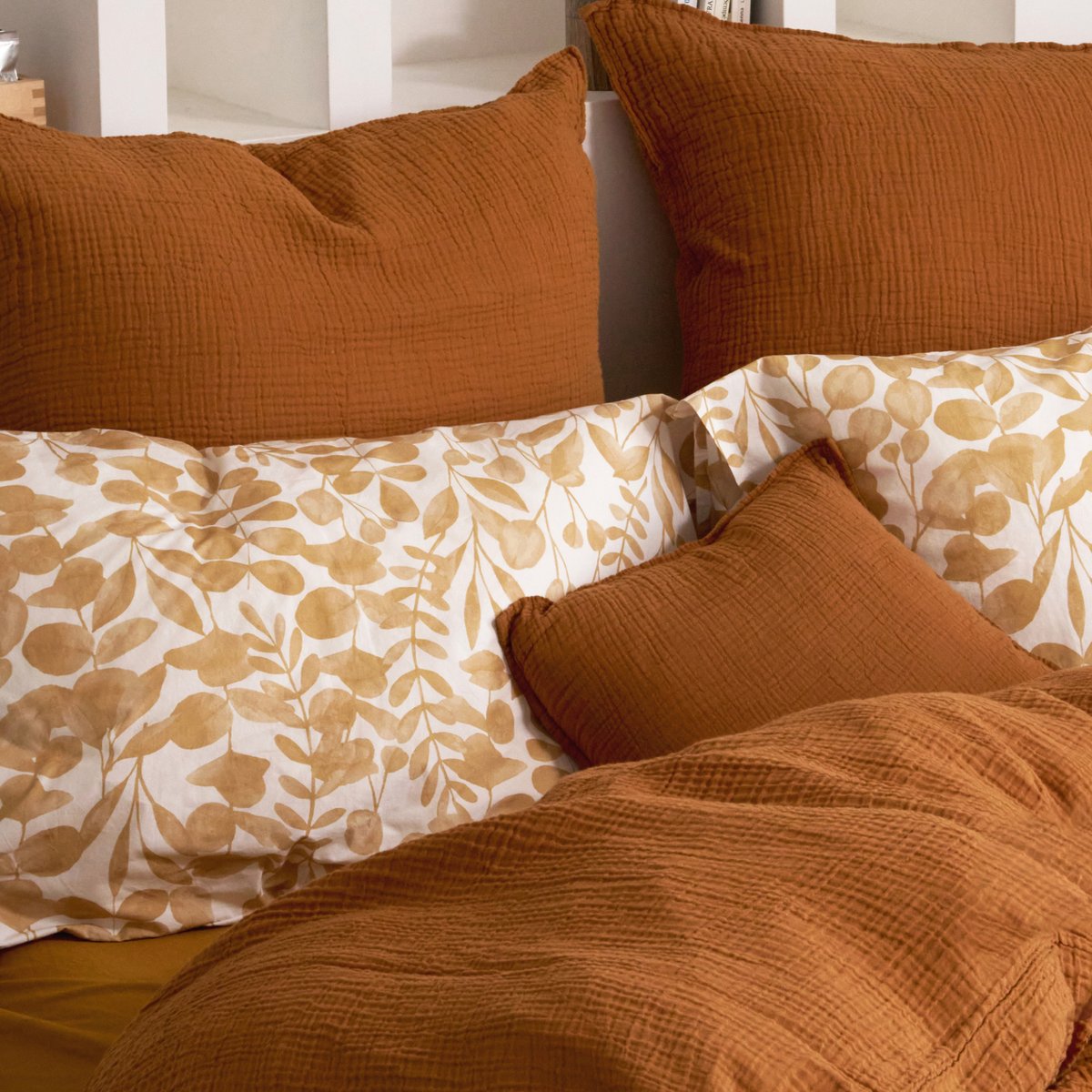 Taie d'oreiller en percale de coton lavé, HERBIER DÉLICAT caramel, BLANC CERISE