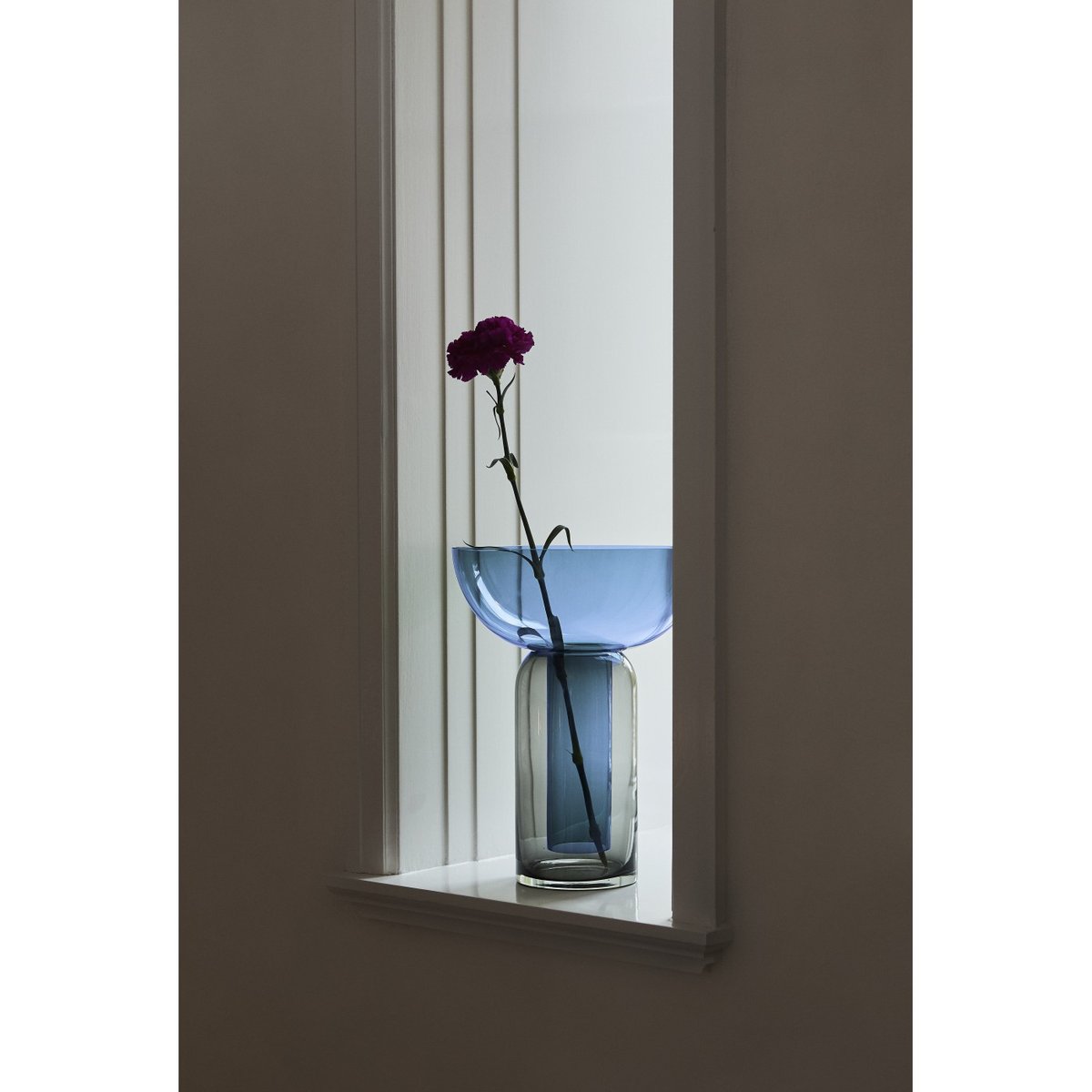 Vase en verre Torus h 33 cm noir/bleu navy, AYTM