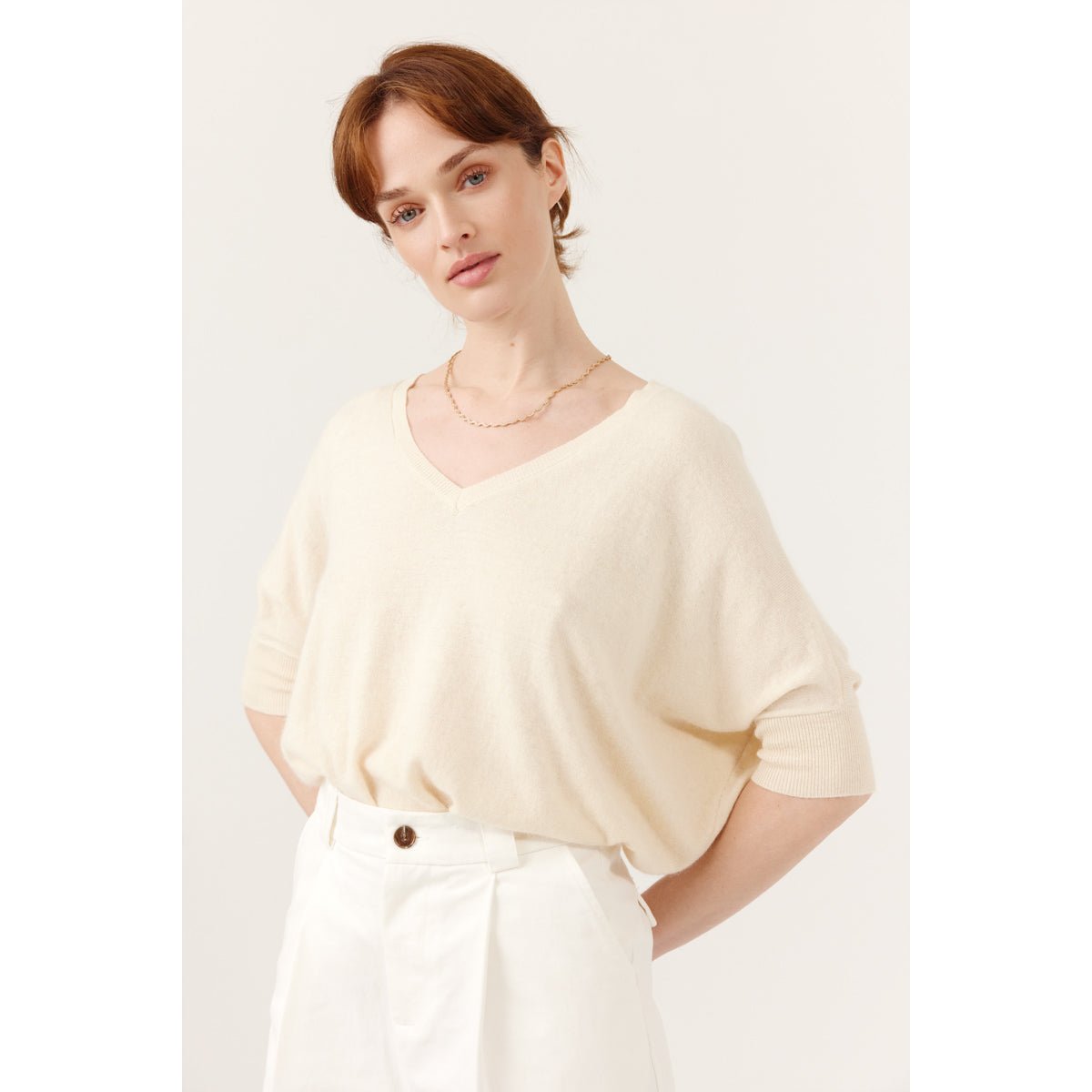 Short taille haute coupe structurée avec plis sur le devant Atea white, ARTLOVE