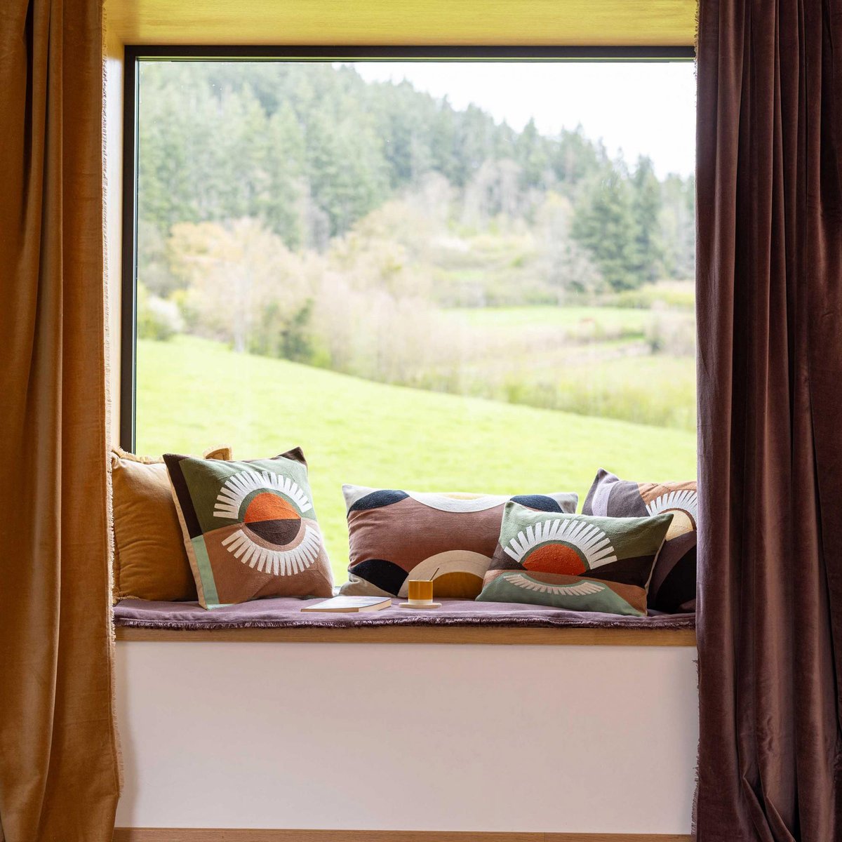 Coussin brodé Eol bordeaux, VIVARAISE