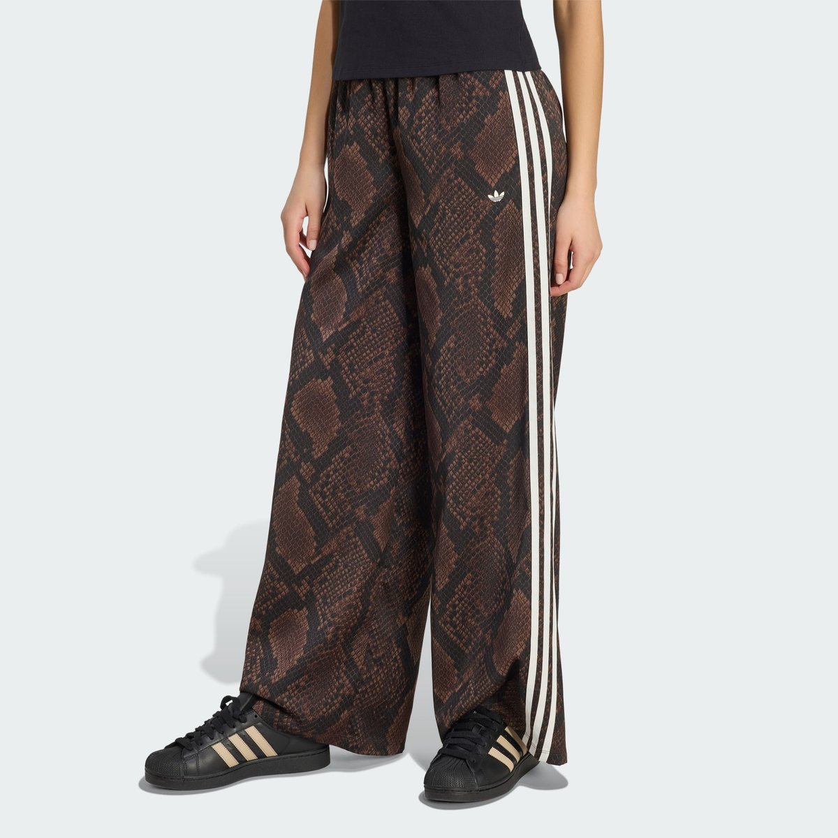 Pantalon De Survêtement Jambes Larges Satin Imprimé Serpent Pantalon De Survêtement Jambes Larges Satin Imprimé Serpent earth strata / aurora coffee, adidas Originals