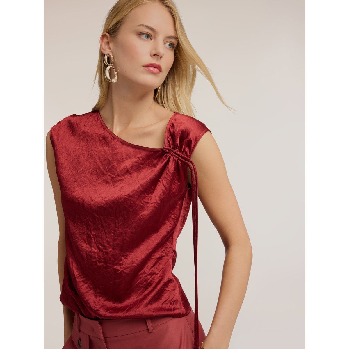 Top avec encolure asymétrique drapée burgundy, MOTIVI