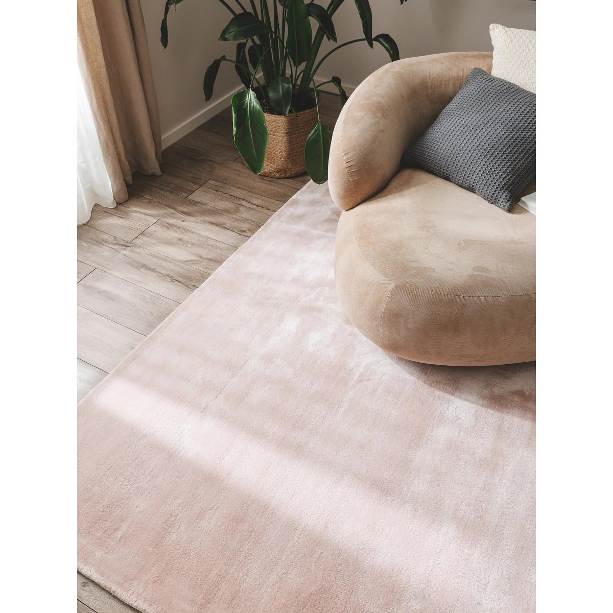 Tapis en viscose tissé main NELA rose, BENUTA 