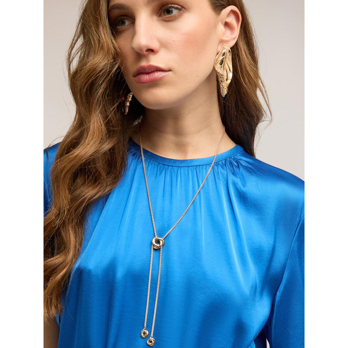 Blouse en satin avec ceinture bleuet, MOTIVI