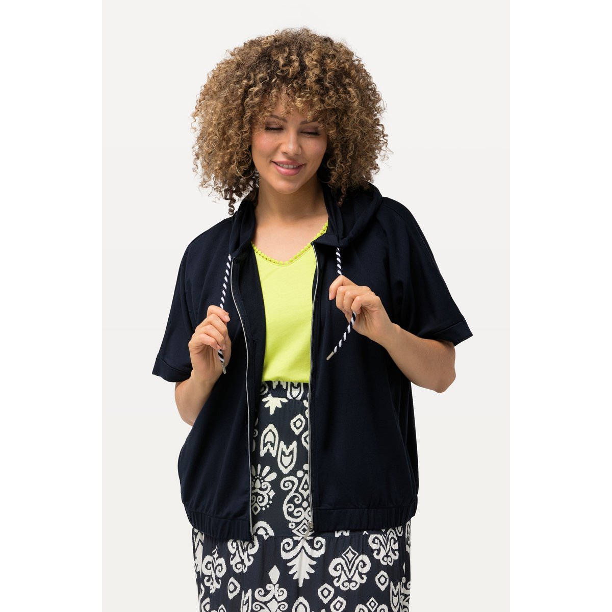 Veste à capuche oversize. Base élastique marine, ULLA POPKEN