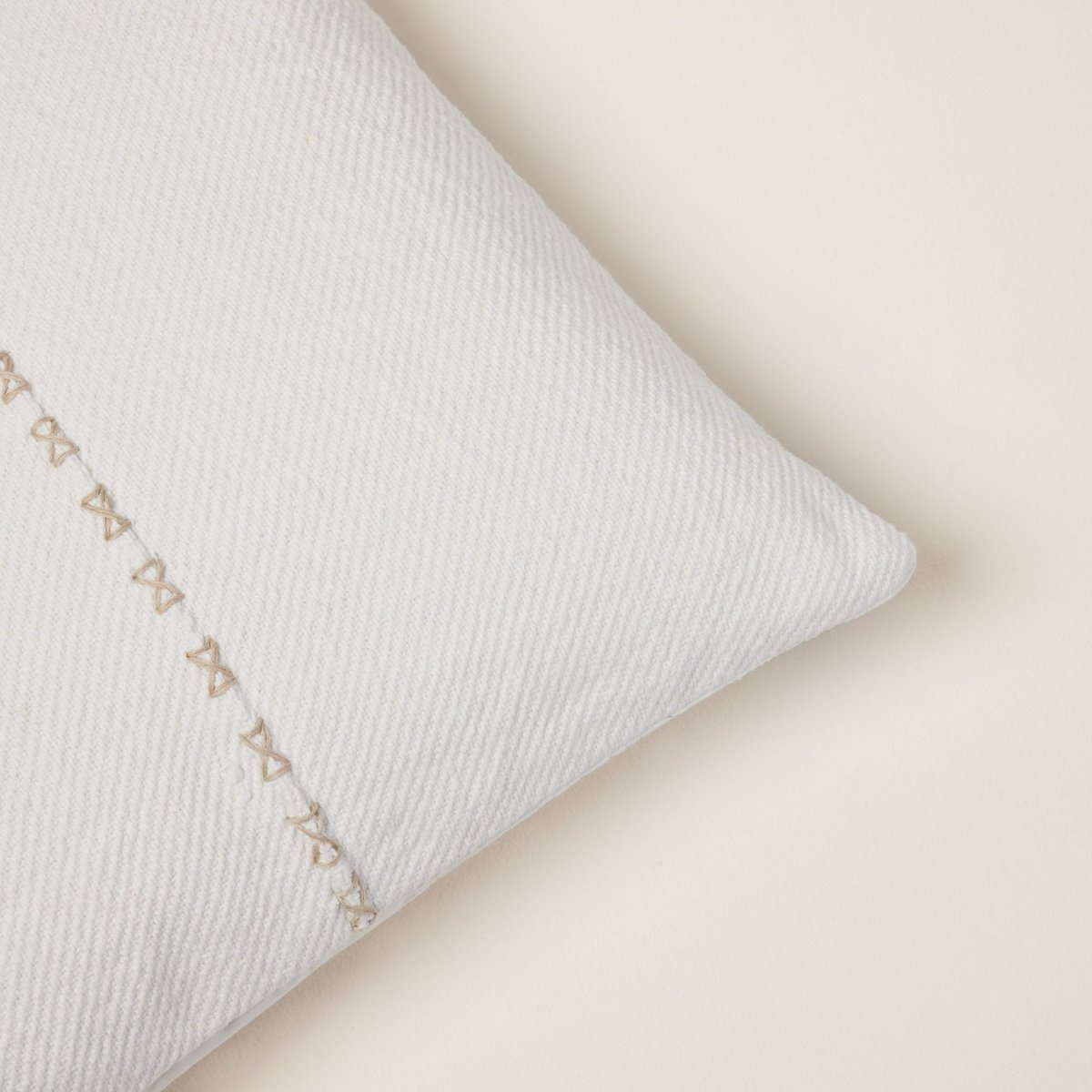 housse de coussin en Sergé de coton brodé d'un point en fil épais WALISS argile blanche, MADURA