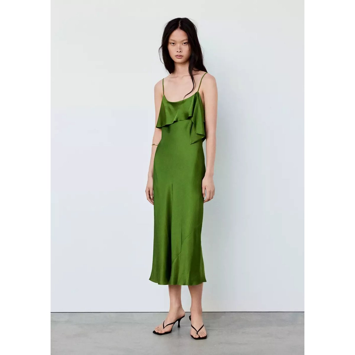 Robe satinée à volant asymétrique vert, MANGO