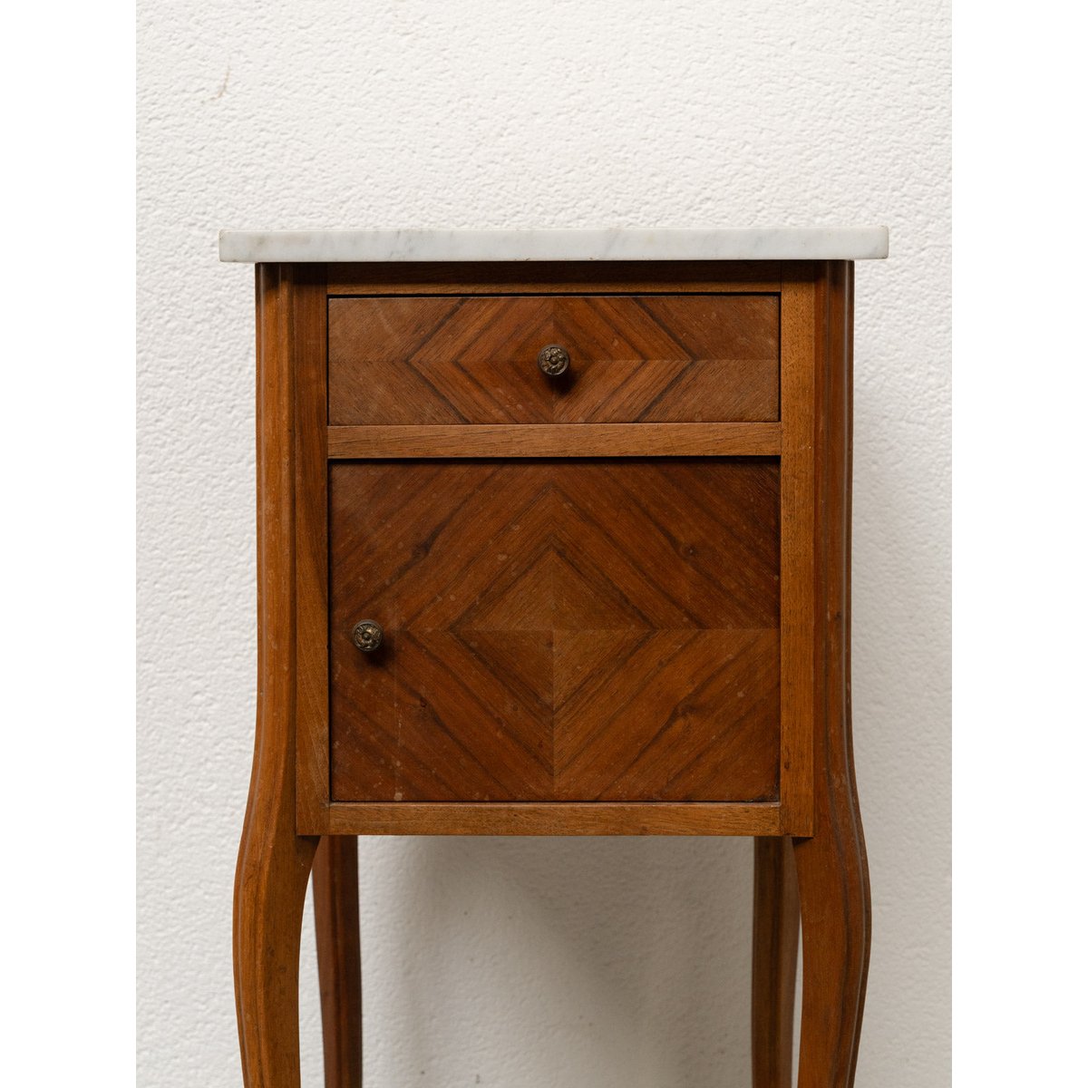 Table de chevet en bois et marbre blanc Odile N°1613 - Bon état bois foncé, DEBONGOUT