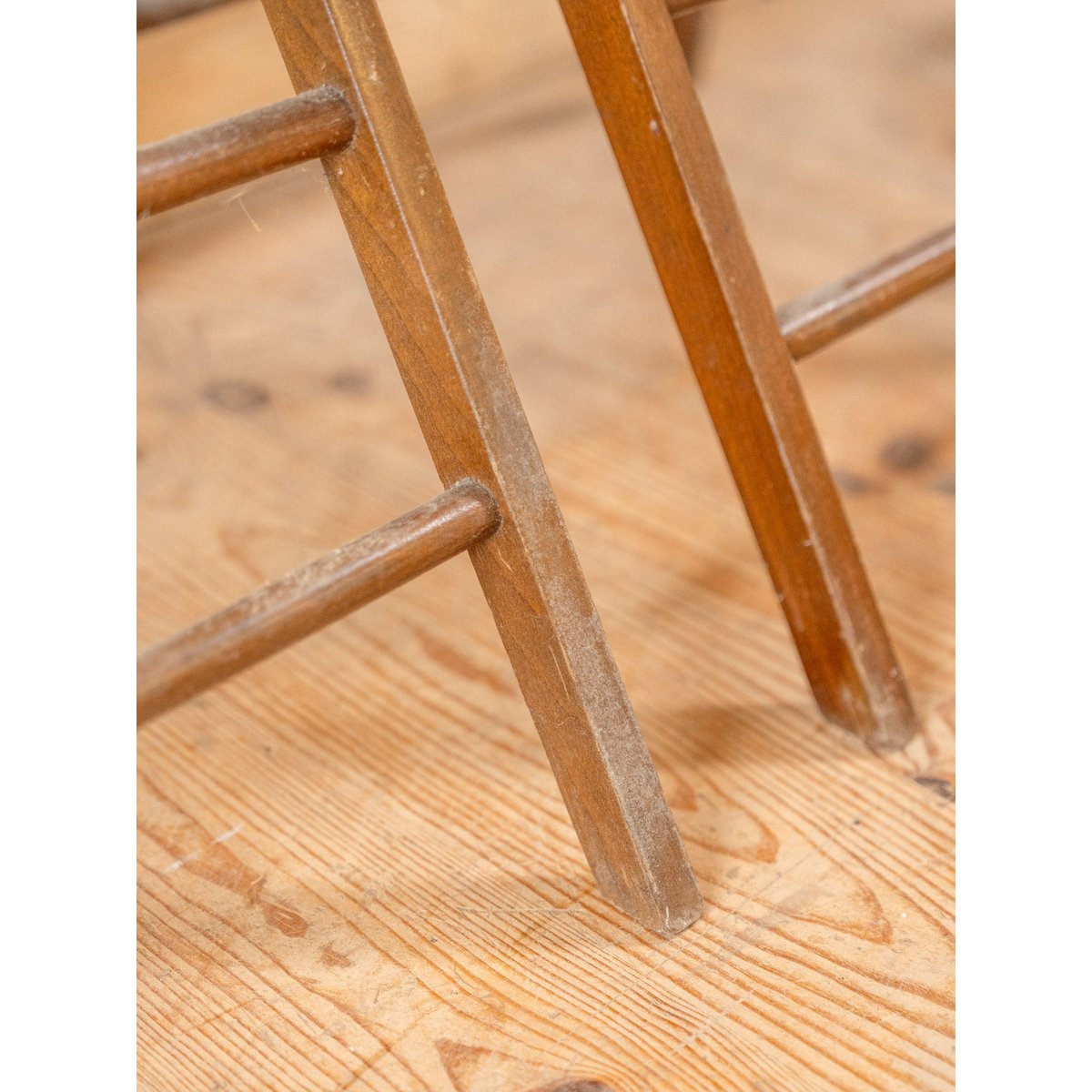 Lot de 4 chaises pliantes en bois Claude N°1462 - Bon état bois foncé, DEBONGOUT
