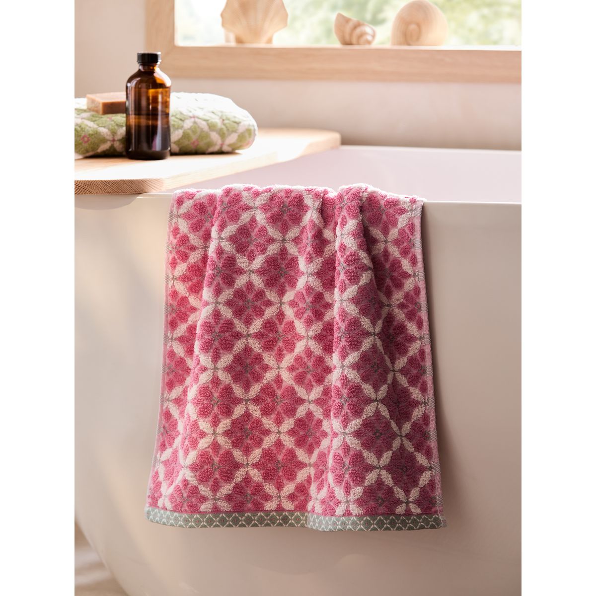 Serviette à motif mosaïque géométrique rose, NEXT