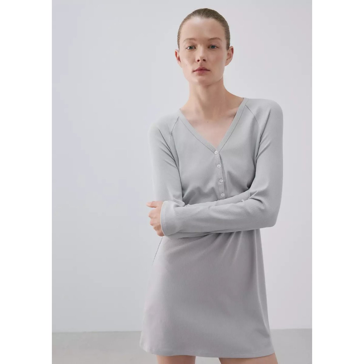 Chemise de nuit en coton et viscose à encolure en V gris, MANGO