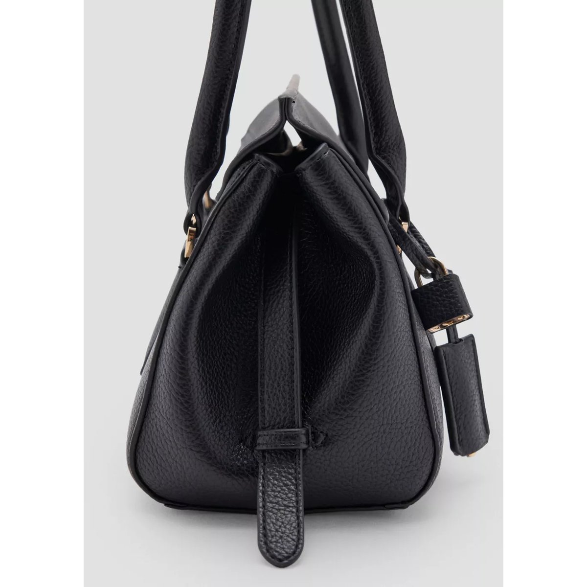 Sac bandoulière effet cuir avec détail charm noir, MANGO