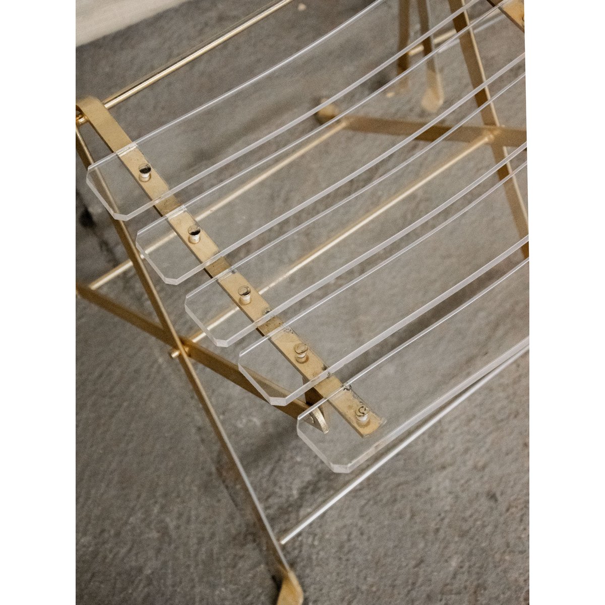 Paire de chaises en plexiglass Alma N°1102 - Bon état métal, DEBONGOUT