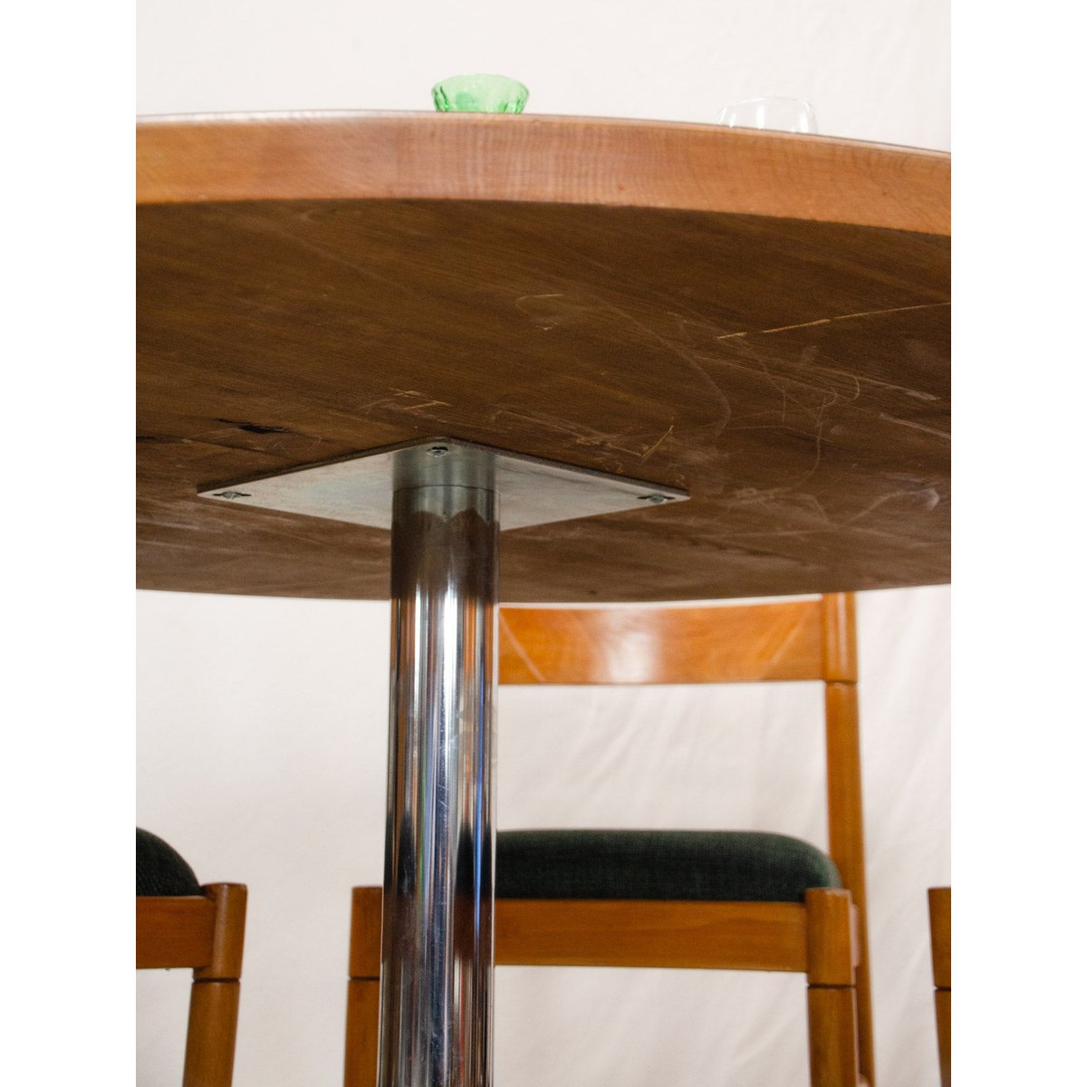 Table à manger ronde en frêne et métal chromé Karla N°1313 - Bon état bois clair, DEBONGOUT