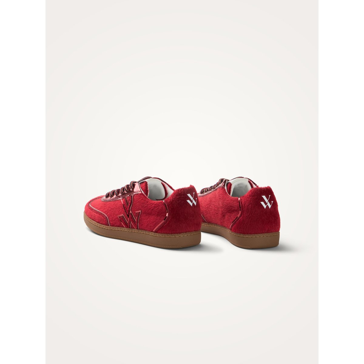 Baskets monogramme à lacets avec semelle retro AURA Initials rouge, VANESSA WU