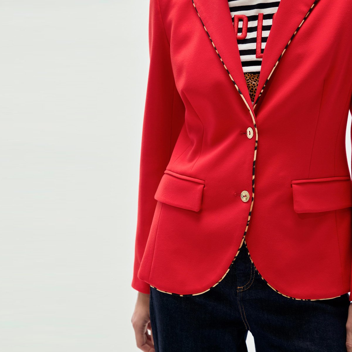 Blazer structuré à épaulettes col à revers rouge, LOLA CASADEMUNT