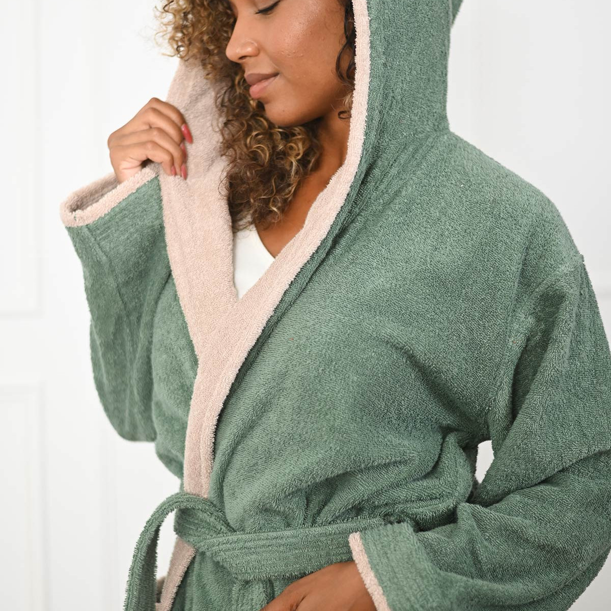 Peignoir mixte à capuche bicolore 420 g/m² DOZMARY lichen, SENSEI MAISON
