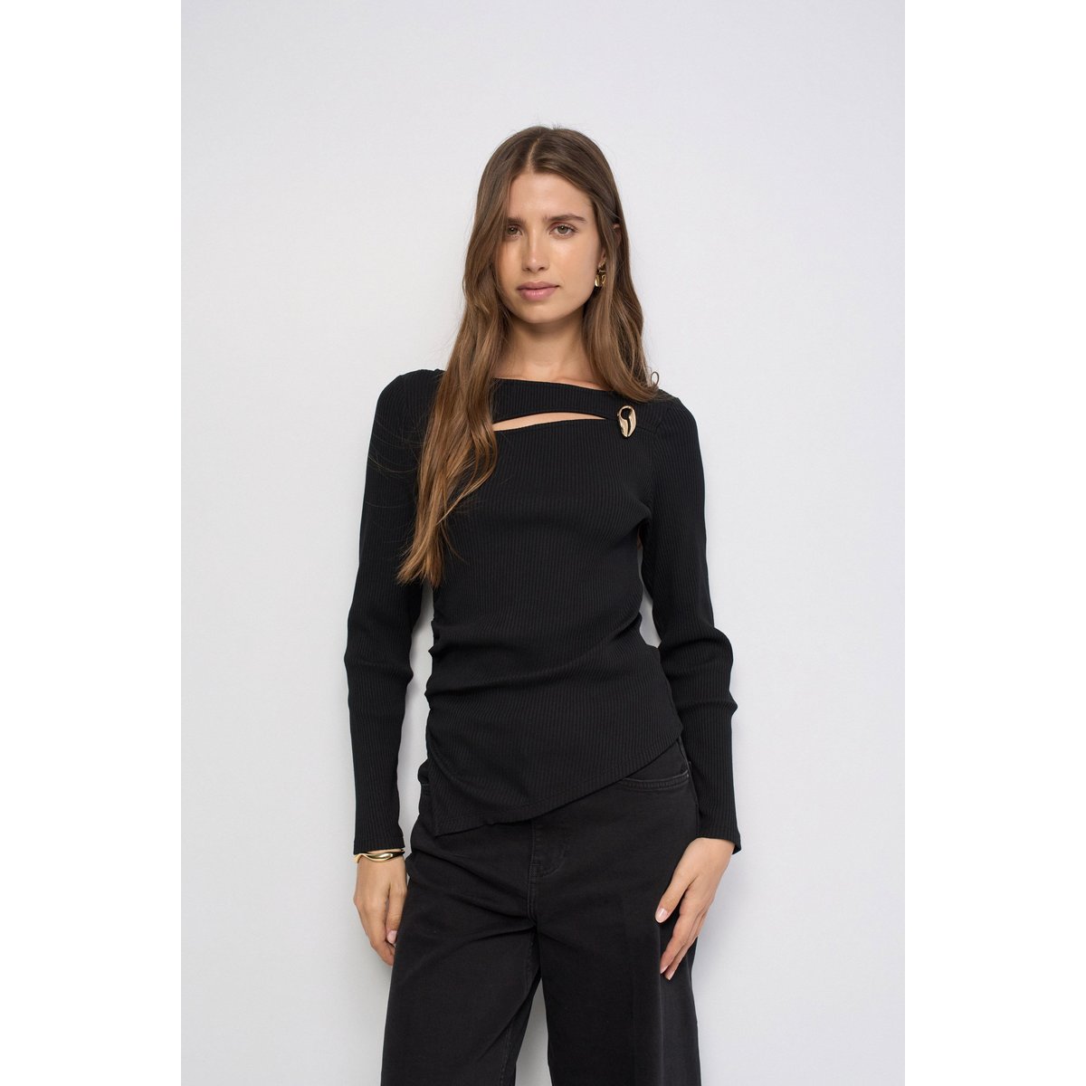 PULL ASYMÉTRIQUE AVEC OUVERTURE SUR LA POITRINE noir, SALSA JEANS