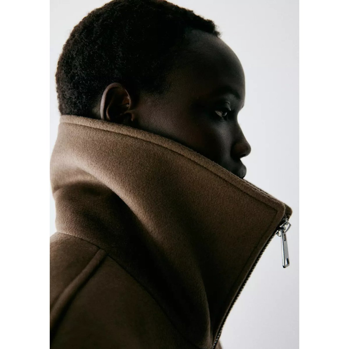 Veste à col montant avec fermeture éclair marron moyen, MANGO