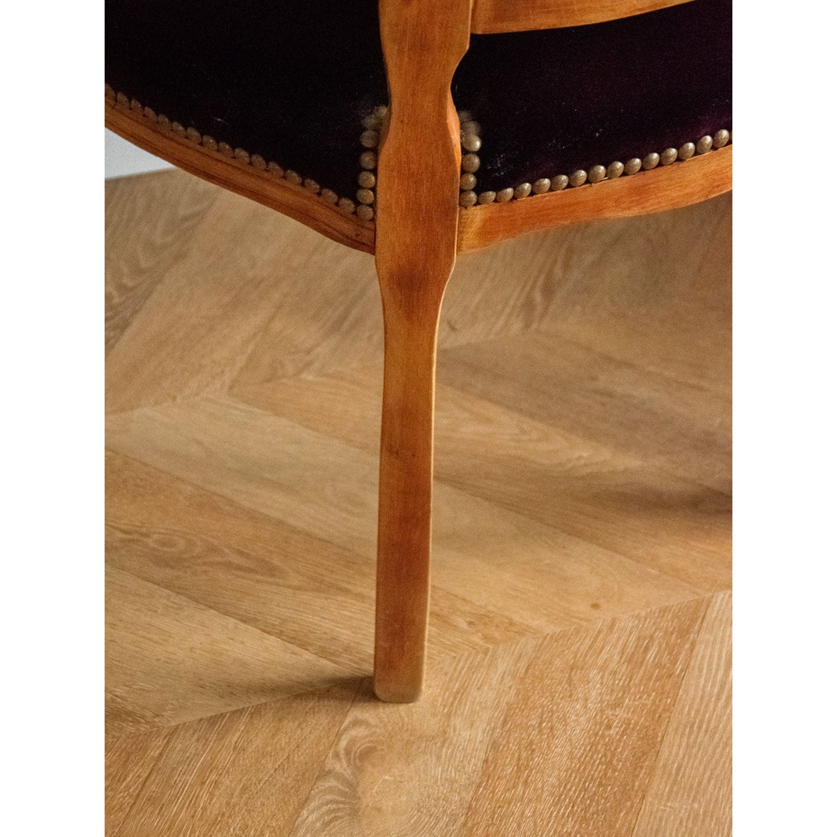 Fauteuil en velours violet Ernest N°689 - Bon état bois clair, DEBONGOUT