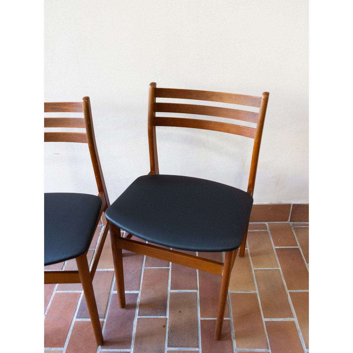 Paire de chaises à caractère Alma N°1795 - Bon état bois foncé, DEBONGOUT