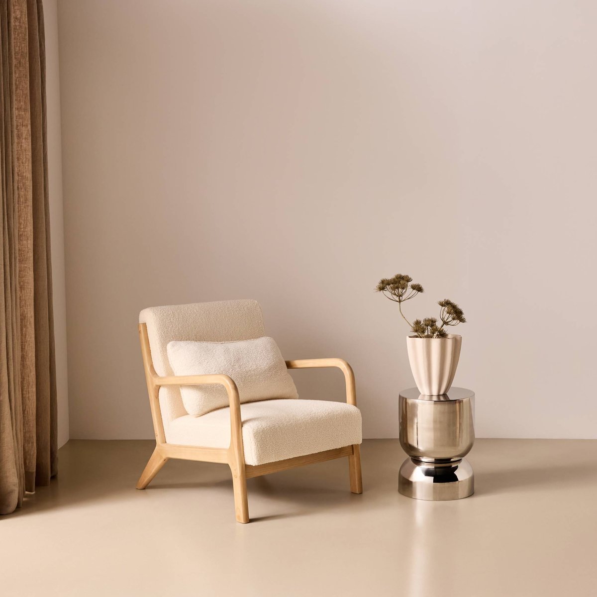 Fauteuil scandinave bois d'hévéa et bouclette LORENS crème, SWEEEK