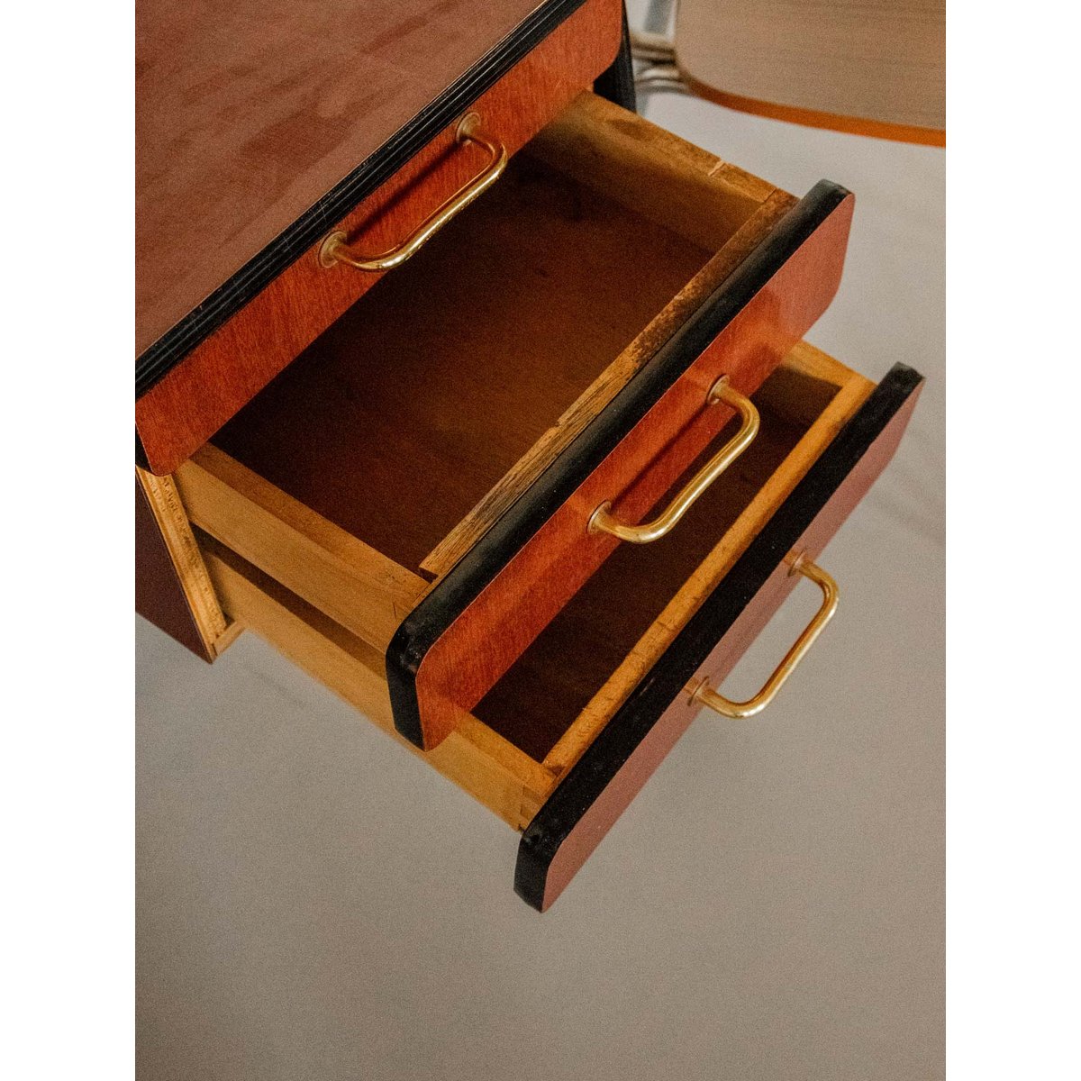 Bureau en formica foncé et métal Yvan N°513 - Bon état noir, DEBONGOUT