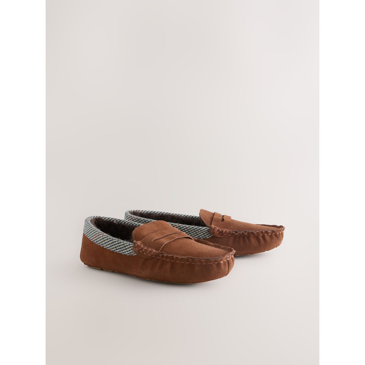 Chaussons mocassins en daim à liseré tissu Signature marron fauve, NEXT