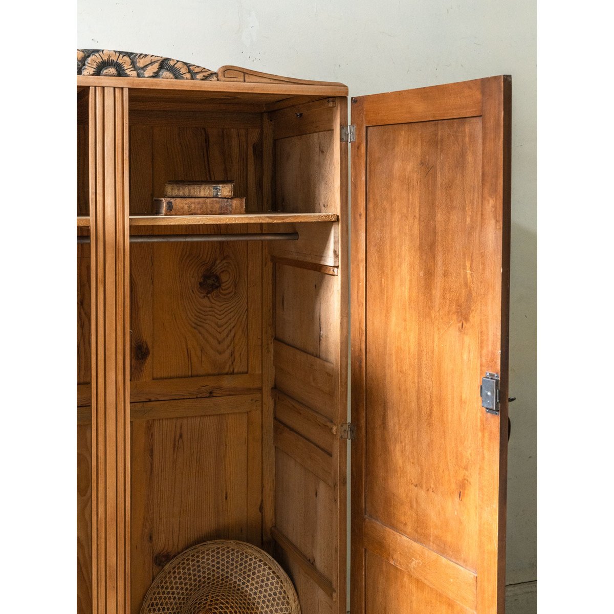 Armoire en bois sculpté style Art déco Blandine N°498 - Bon état bois clair, DEBONGOUT