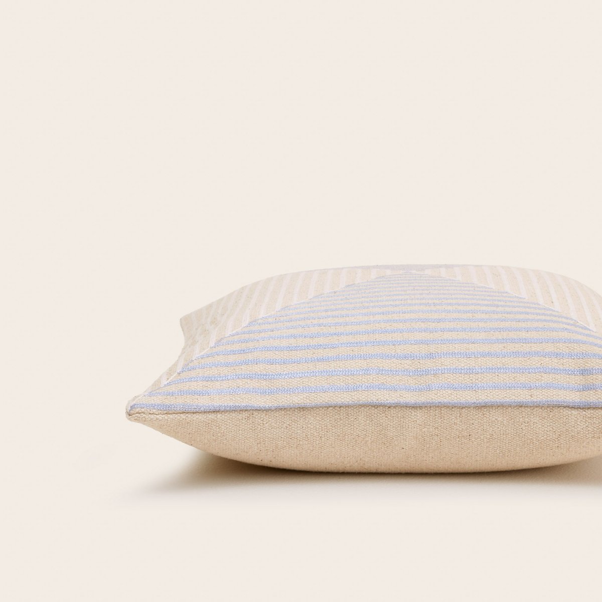 Housse De Coussin en Coton épais et broderie chaînette rayée bicolore JHULIO naturel et bleuté, MADURA