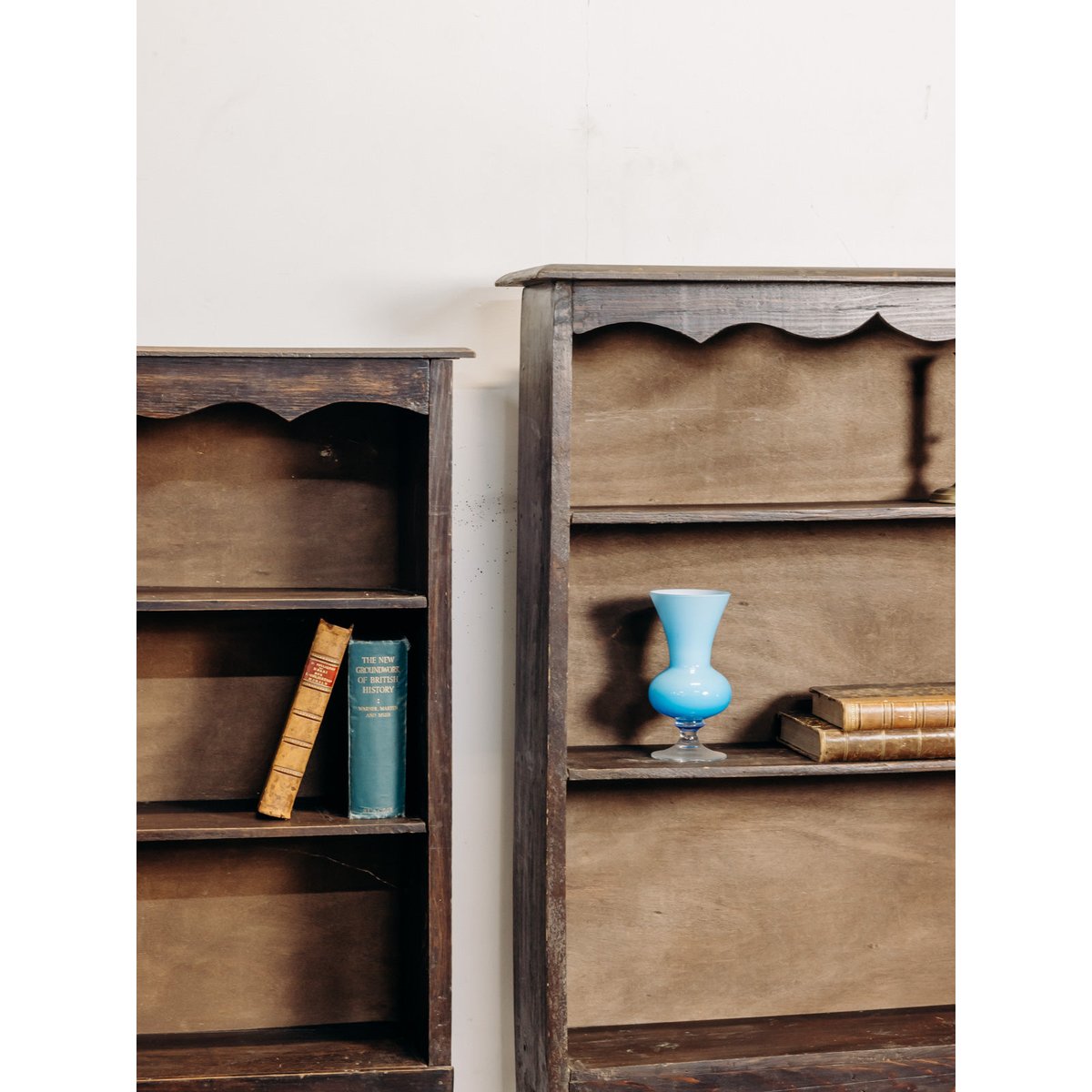 Paire d'étagère ouverte en bois foncé Gaëlle N°1568 - Bon état noir, DEBONGOUT