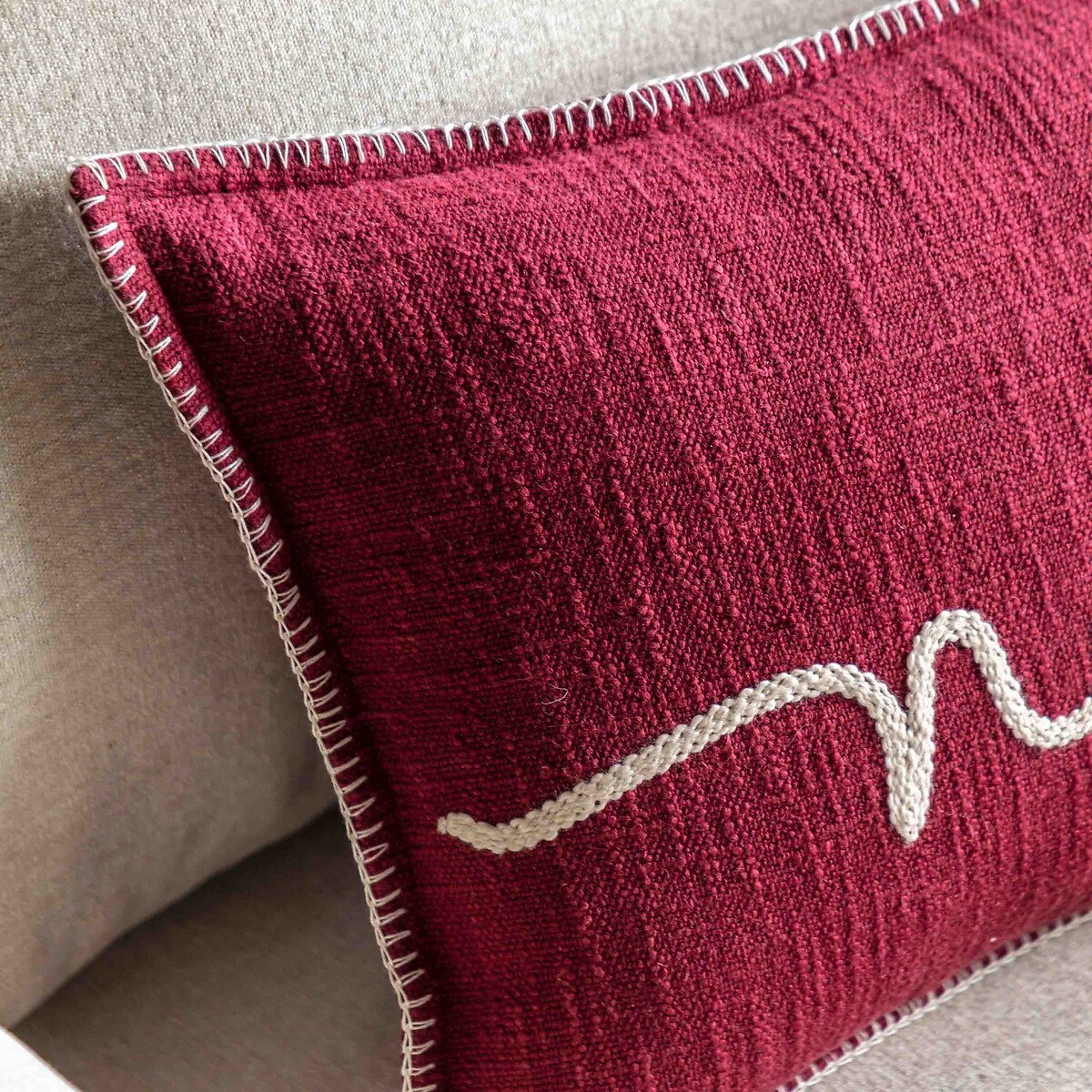 Vintage Noel Embroidered Cushion red, ÉDITÉ