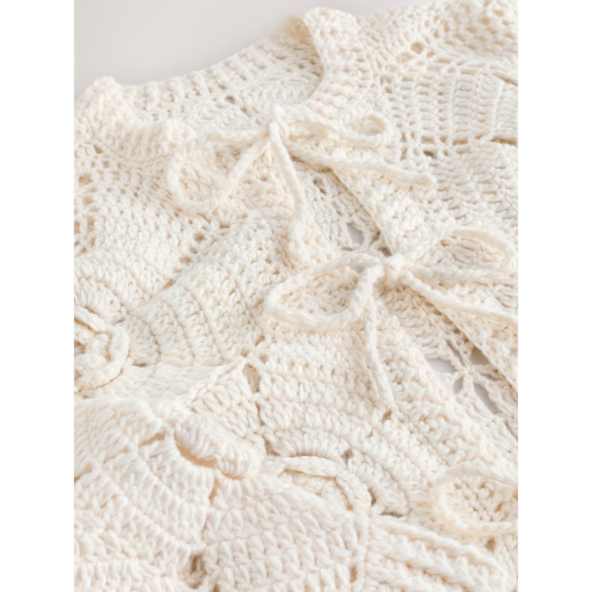Cardigan en maille à fleurs et nœuds devant écru, NEXT