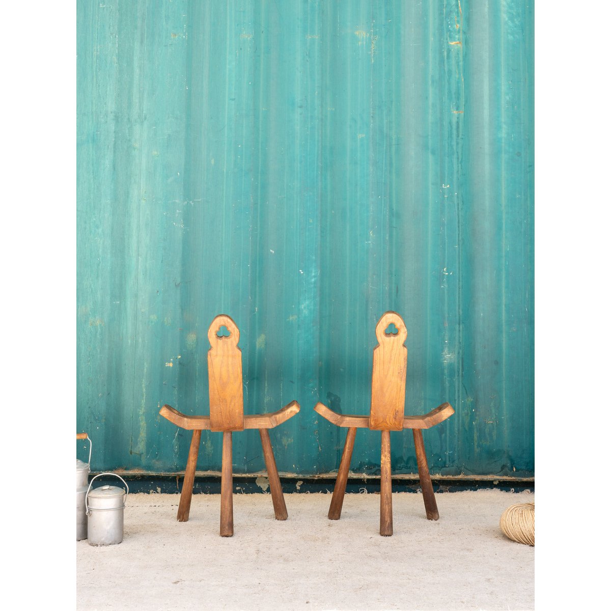 Paire de petites chaises en bois Claude N°1411 - Bon état bois foncé, DEBONGOUT