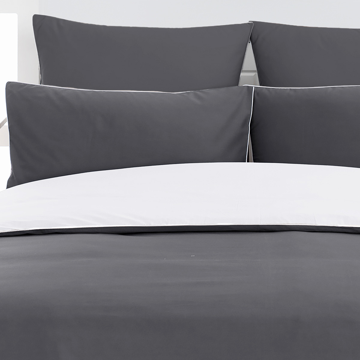 Lot de 2 taies en percale de coton ROSE WOOD BICOLORE anthracite/blanc, SENSEI MAISON