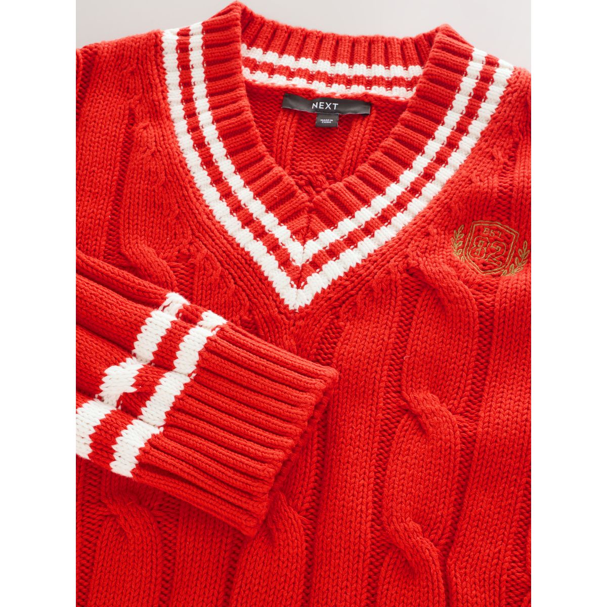 Pull en maille de coton torsadée à col v pointes rouges, NEXT