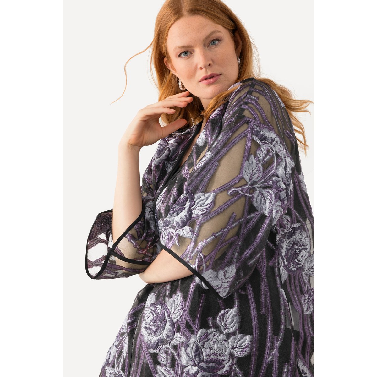 Veste chemisier motif fleurs. Encolure en lilas foncé, ULLA POPKEN