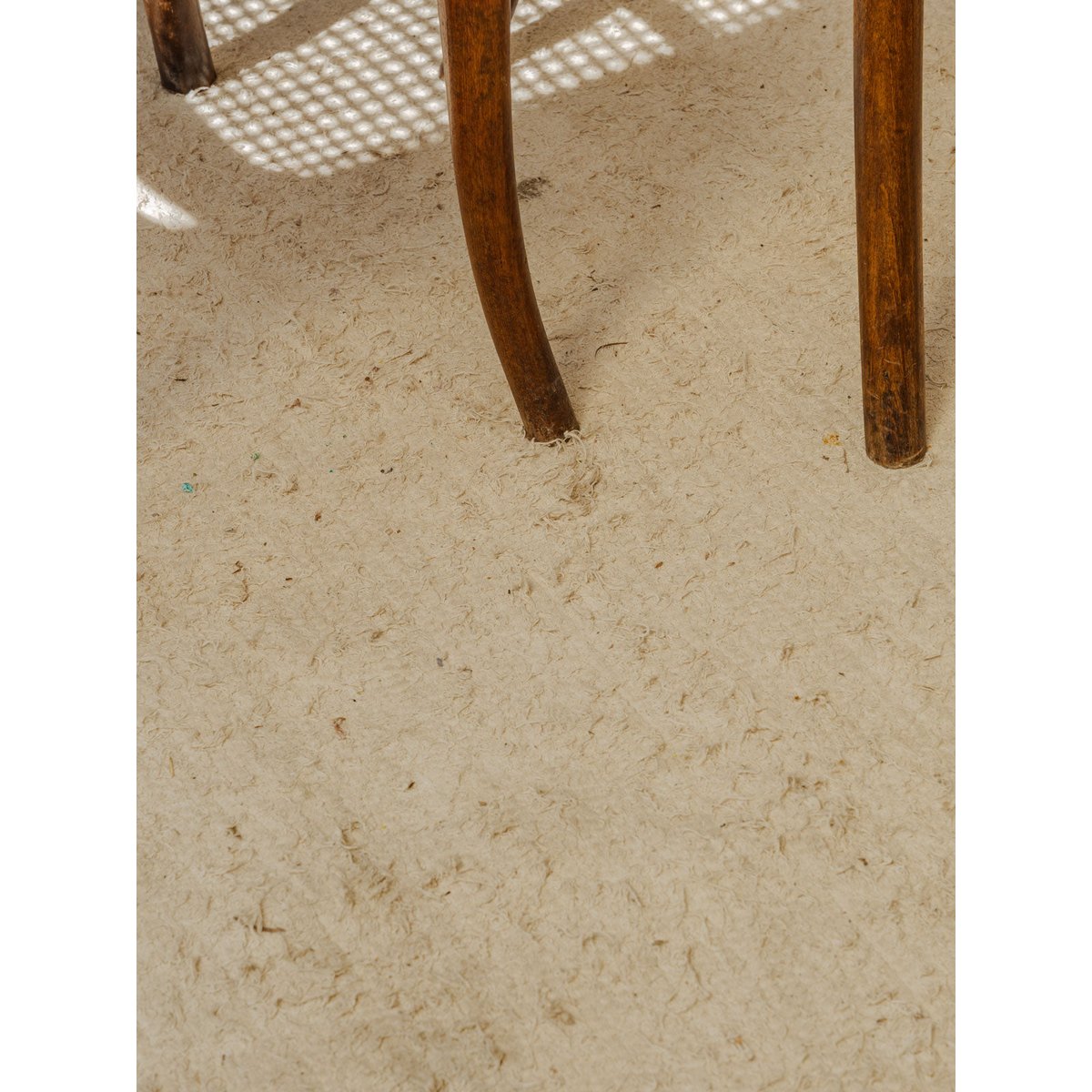 Paire de chaises en bois Claude N°1405 - Bon état bois foncé, DEBONGOUT