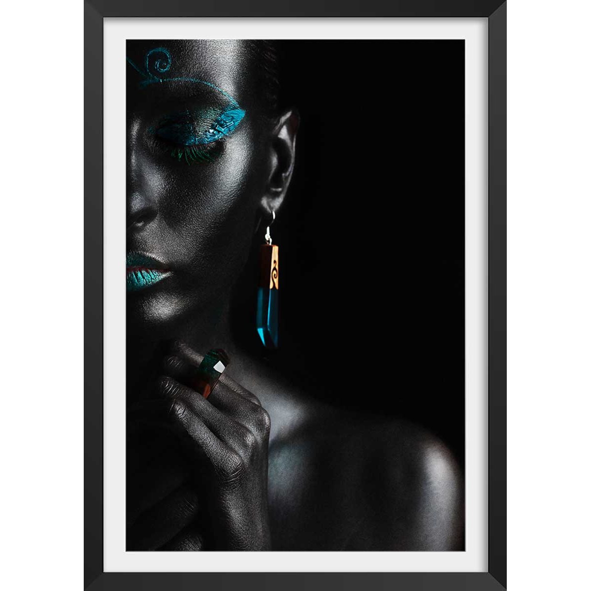 Affiche photo d'art girl turquoise affiche + cadre en bois - noir, HEXOA