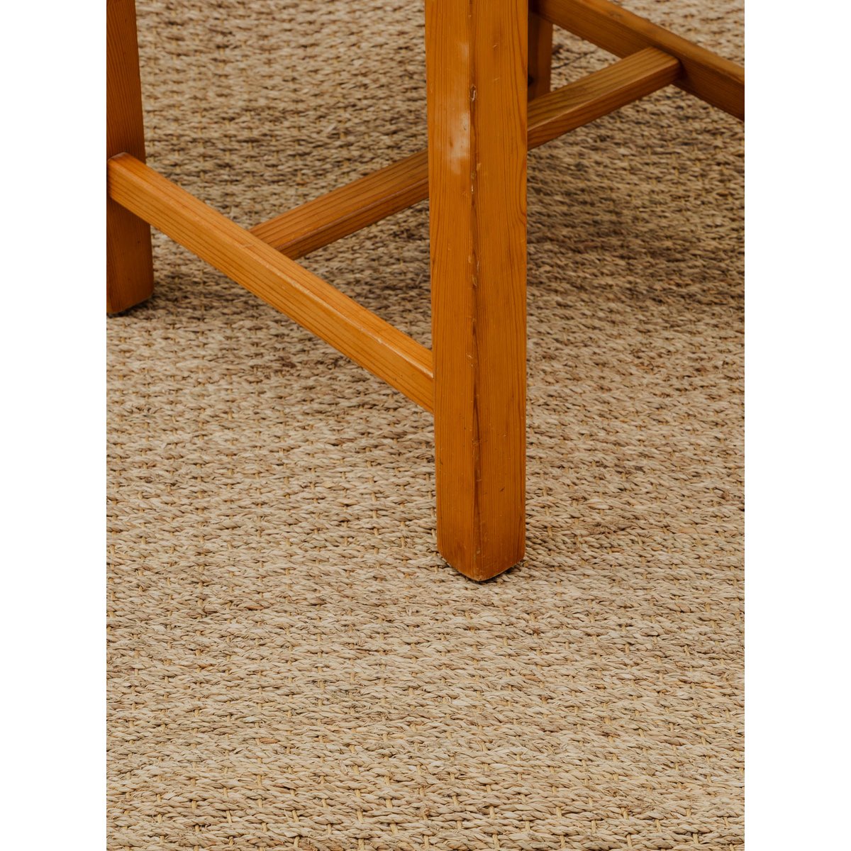 Lot de 2 chaises en bois Claude N°852 - Bon état bois clair, DEBONGOUT