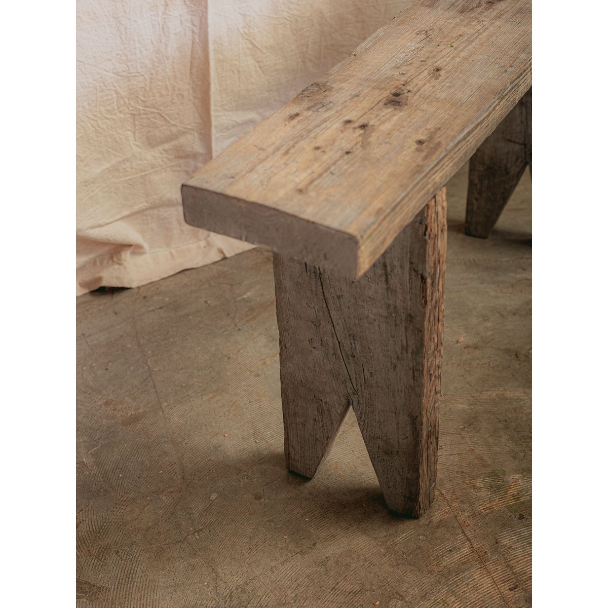 Banc de ferme en bois brut blanchi Antoine N°505 - Bon état bois clair, DEBONGOUT