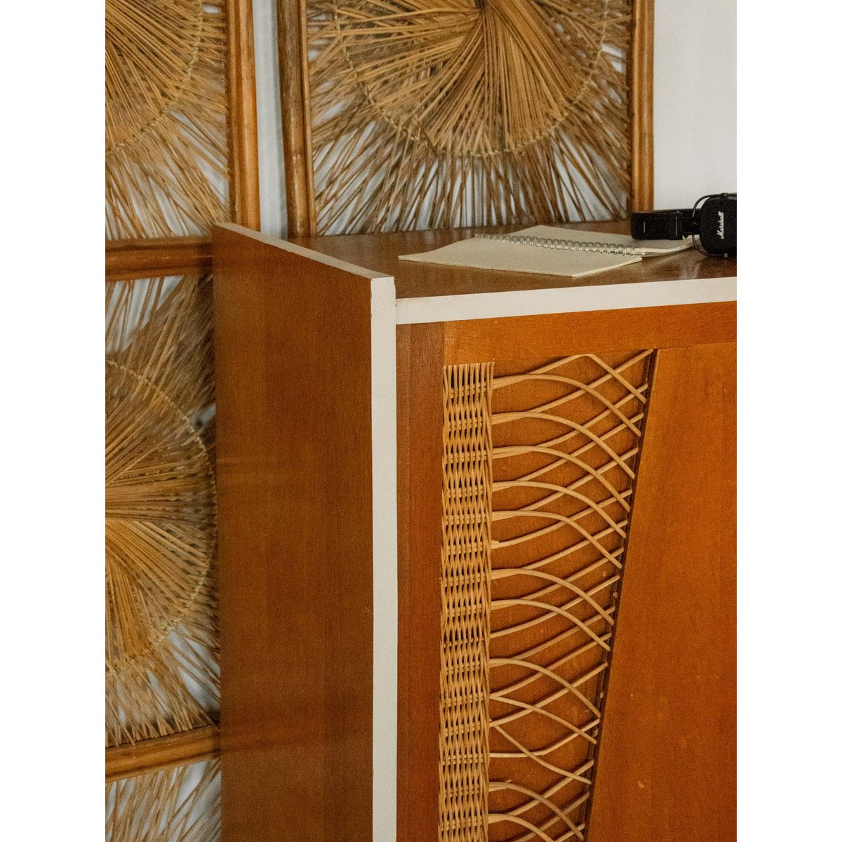 Armoire en bois et osier Blandine N°392 - Bon état blanc, DEBONGOUT